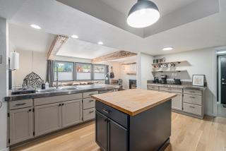Spacious Home W Spa Pool & Theater - 5