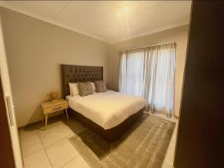16 Elizabeth Place - Beautiful and spacious self catering 3 bedroom unit next to Kyalami Racetrack with free WiFi - swimming pool gym and restaurant - Perfect for a big family in Midrand Waterfall - 3