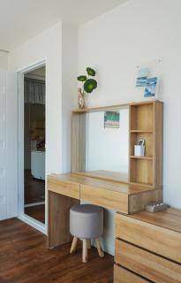 Sans stay, Free Wine, Projector, 3min Station - 1