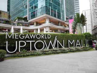 Luxury 2-Bedroom at BGC Uptown - Manila - 5