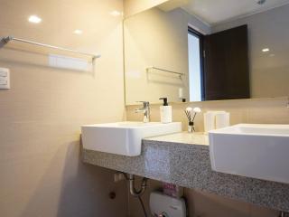 Luxury 2-Bedroom at BGC Uptown - Manila - 3