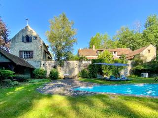 Propriété bucolique avec deux maisons, une piscine chauffée et un vaste verger - - 0