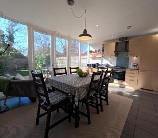 3 bed modern townhouse with self check in, sleeps 6, 35mins direct train to London Waterloo, zone 6 - Ewell - 6