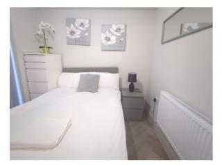 Grand Drive-Spacious & Stylish Family Haven Garden-Parking! - Raynes Park - 1
