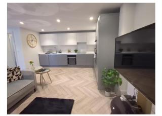 Grand Drive-Spacious & Stylish Family Haven Garden-Parking! - Raynes Park - 2