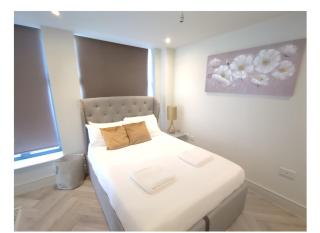 Grand Drive-Spacious & Stylish Family Haven Garden-Parking! - Raynes Park - 6
