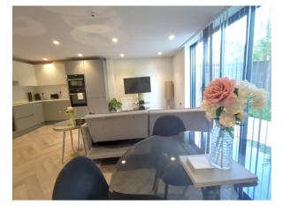 Grand Drive-Spacious & Stylish Family Haven Garden-Parking! - Raynes Park - 4