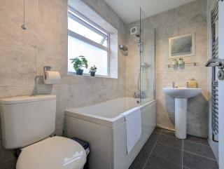 Modern Double Room W Private Bath & Free Parking - York - 2