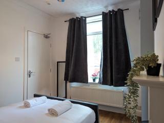 Modern Double Room W Private Bath & Free Parking - 2