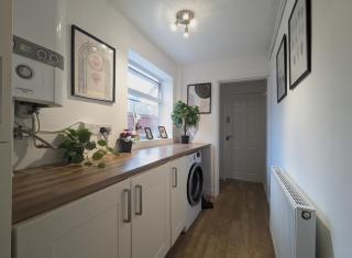 Modern Double Room w Private Bath & Free Parking - 1