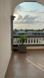 Appartement meublé de 2 chambres et vaste terrasse - 5 min de la plage Fidjrosse Club des Rois - Cotonou - 2
