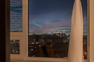 Bright and Bold Escape with NYC Views and Free Parking, Sleeps 9 and 2 Baths - Newark - 7