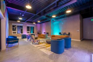 Bright and Bold Escape with NYC Views and Free Parking, Sleeps 9 and 2 Baths - Newark - 1