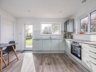 Charming Hayling House with Garden Pass The Keys - South Hayling - 2