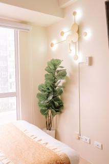 Minimalist Chic City Loft - 5