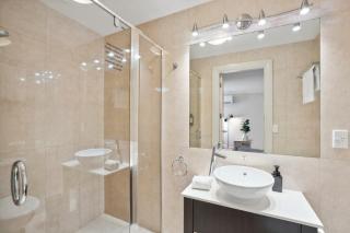 Modern Spacious Town Center Unit with Lake View - Queenstown - 1