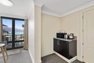 Modern Spacious Town Center Unit with Lake View - Queenstown - 4
