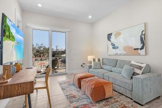 211 Blue Palm- Spacious 5-Bedroom Pool Home, Steps from Beach! home - 3