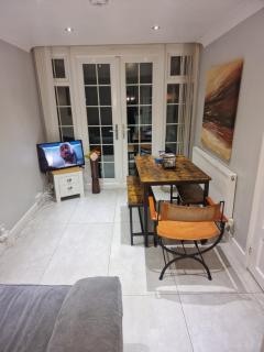 NightRest Homes Hemel Hempstead Smart TV In Each Room - Parking - Hemel Hempstead - 2