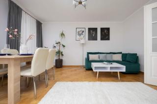 Spacious 4-Bedroom Apartment by Noclegi Renters - Warsaw - 0