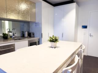 Modern Luxe Chic 2BR Near Southern Cross Station - 4