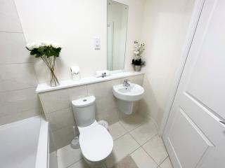 Blue Sky Apartments @Wallis Square, Farnborough - Farnborough - 1