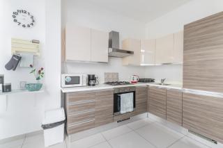 Spacious Penthouse w Side Sea View - 5