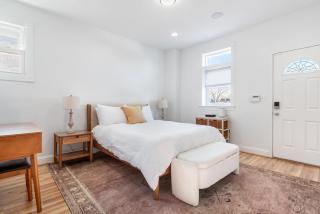 Spacious 4BR DC Townhouse with Jacuzzi & Parking - Washington - 3