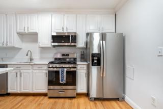 Spacious 4BR DC Townhouse with Jacuzzi & Parking - Washington - 1