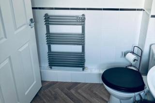 House - Sleeps 6 Hot-tub & Free Parking - 1