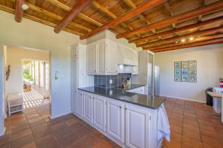 Rustic Farmhouse Retreat with Wood-Fire Hot Tub by Host Agents - Kapstadt - 4