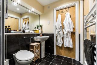 City centre Luxury penthouse with balcony, terrace & free parking - Leicester - 2