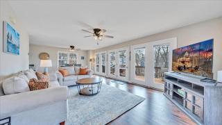 Lakefront 3BR with Dock, Fire Pit, Lawn Games, and Game Room - Moneta - 5
