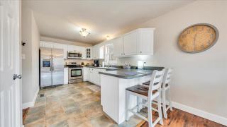 Lakefront 3BR with Dock, Fire Pit, Lawn Games, and Game Room - Moneta - 2
