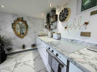 Private Hot Tub Studio with Garden Near Coast & Woodland - 7