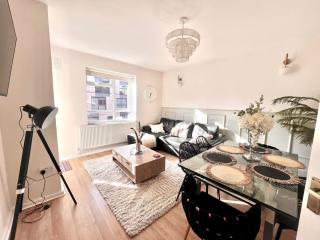 Central City 3 minutes to Tower of London Trendy Shoreditch Recently refurbished 3 Bedrooms sleeps 8 - 9