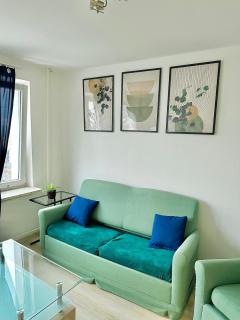 Varsovian Chic - Stylish 2BR in City Center with Balcony & Views - Warsaw - 0
