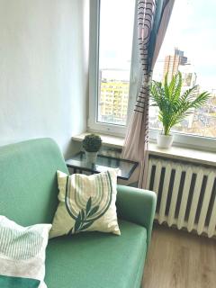 Varsovian Chic - Stylish 2BR in City Center with Balcony & Views - Warsaw - 8