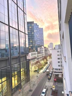 Varsovian Chic - Stylish 2BR in City Center with Balcony & Views - Warsaw - 5