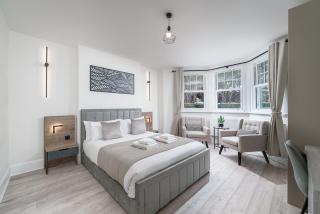 Spacious 2bed flat free parking and garden - 0