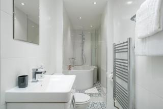 Spacious 2bed flat free parking and garden - 9