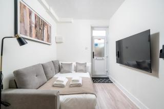 Spacious 2bed flat free parking and garden - 8
