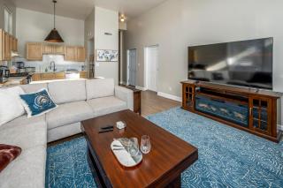 Near OTR and TQL,75in TV, Lux Beds and Wifi, Free Parking - Cincinnati - 1