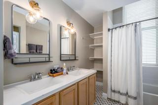 Near OTR and TQL,75in TV, Lux Beds and Wifi, Free Parking - Cincinnati - 8
