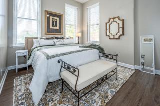 Near OTR and TQL,75in TV, Lux Beds and Wifi, Free Parking - Cincinnati - 6