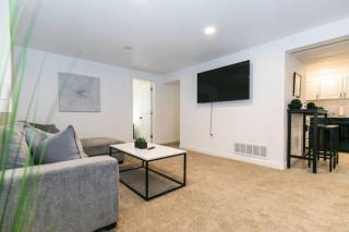 Cozy With 2 Bath 10 min to Downtown Denver And Fast Wifi - 1