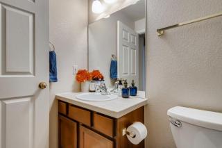 Capital Hill Condo 5 star location With Balcony - 1