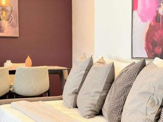 Vibrant Purple 1BR Close to Hollywood - BR12 - BEV - Los Angeles - 2