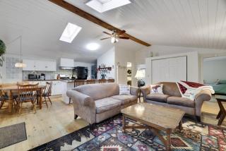 Family Friendly Cabin With A Firepit And A Hot Tub In Heart of Poconos - Pocono Pines - 6