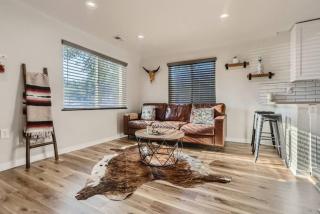 Pet Friendly In West Denver Bungalow Near Meow Wolf - 2